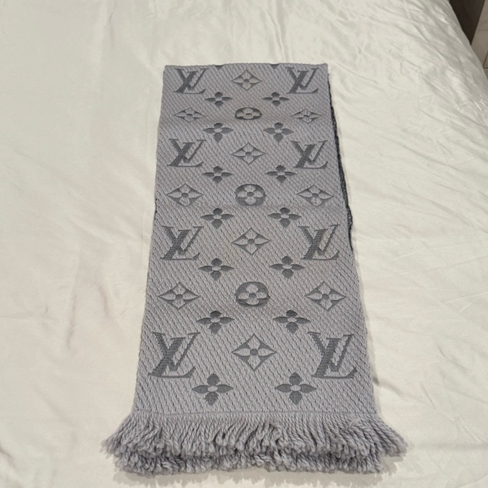 AUTHENTIC! Louis Vuitton Gray Monogram Scarf. PRICE REDUCED! Great condition! - Picture 5 of 8